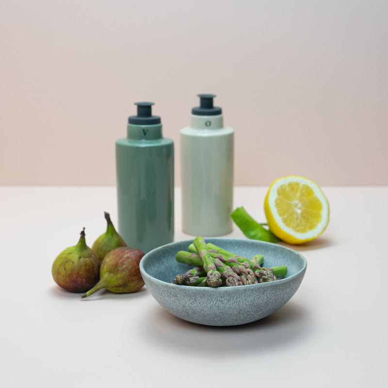 Essig und Öl Flaschen Set aus Porzellan mit Silikon-Ausgießer in beige und grün.