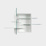Weisser Spiegelschrank mit fünf unterschiedlichen und regulierbaren Schrankböden.