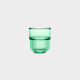 Robustes und geriffeltes Kunstoff-Trinkglas in transparent-grün.