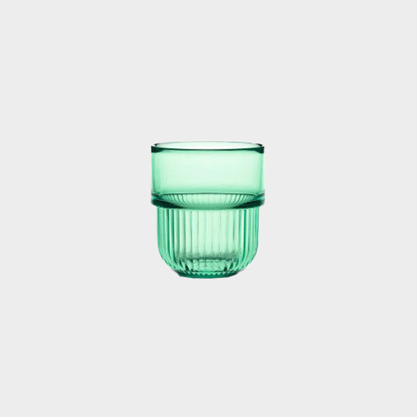 Robustes und geriffeltes Kunstoff-Trinkglas in transparent-grün.