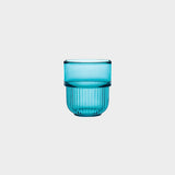 Robustes und geriffeltes Kunstoff-Trinkglas in transparent-blau.