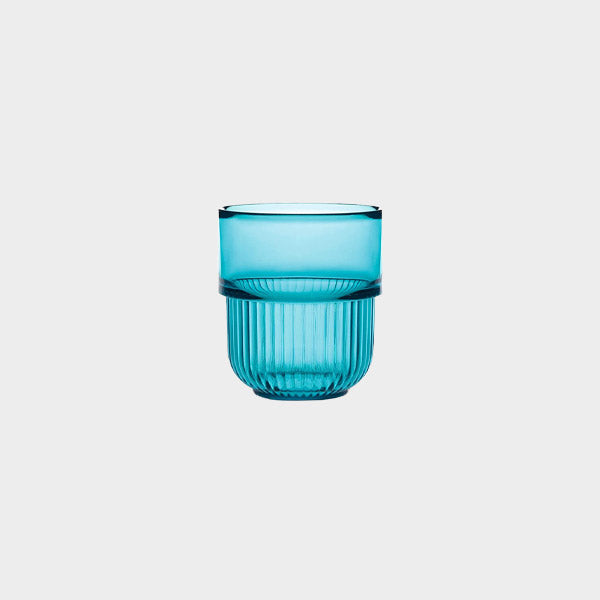Robustes und geriffeltes Kunstoff-Trinkglas in transparent-blau.