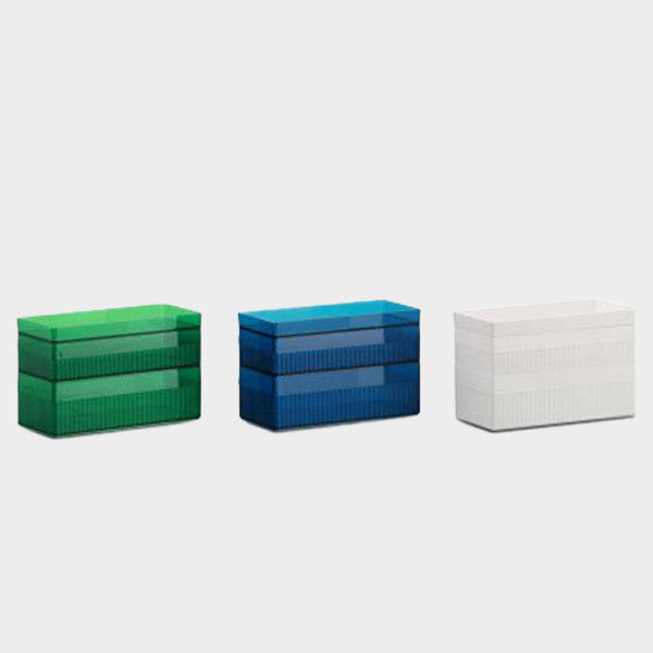 Stapelbare Kunstoff-Boxen in grün, weiß und blau