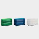 Stapelbare Kunstoff-Boxen in blau, weiß und grün