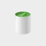 Runde Aufbewahrungsdose aus Kunststoff mit grünen Deckel.
