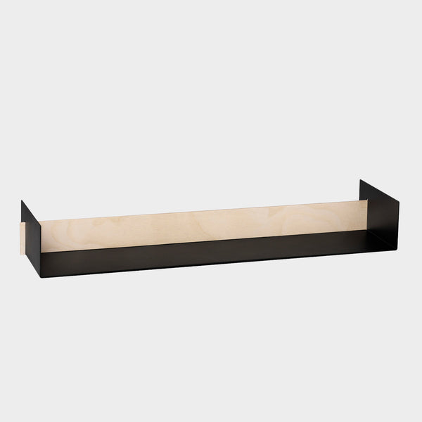 Skandinavische Sideboard aus schwarzem Metall und einer dezenten Holzleiste.