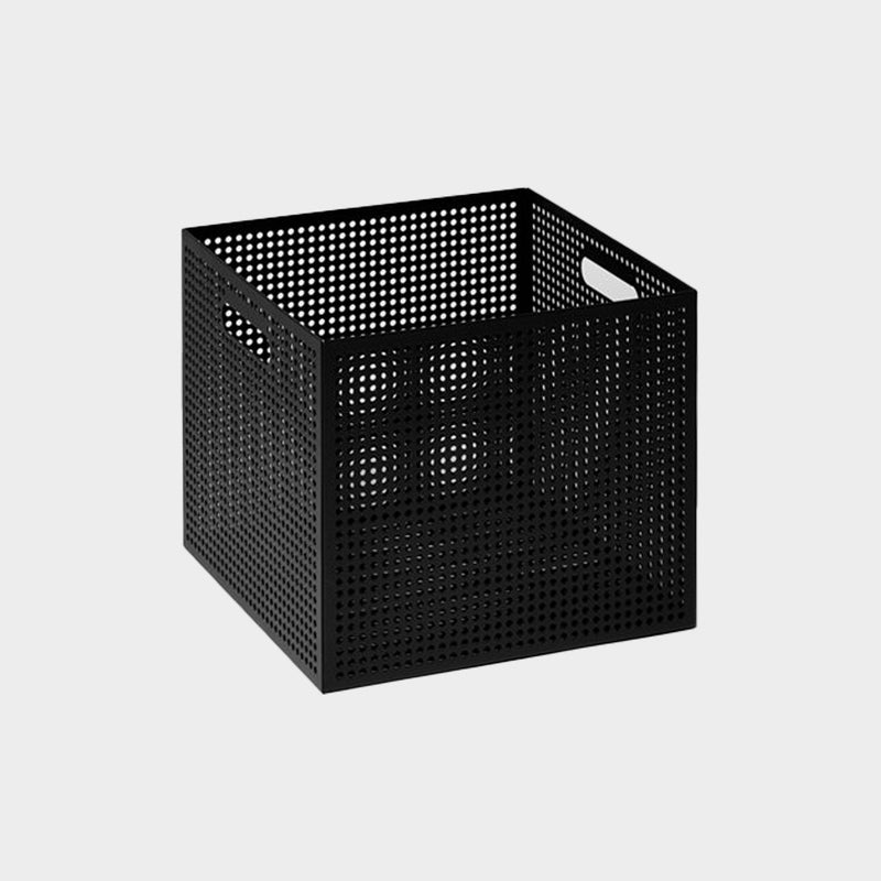 Minimalistische und stapelbare Lochblechbox in schwarz.