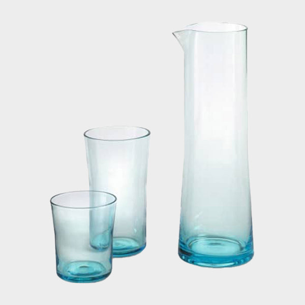 Puristisches und mundgeblasenes Trinkglas in hellblau.