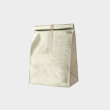 Zusammenrollbare Taschen in Lunchbag-Optik aus strapazierfähigem Gewebe in beige.