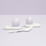Ringförmiger weißer Eierbecher aus Porzellan.