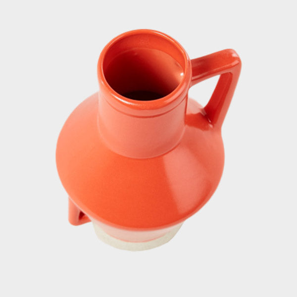 Rote, handgefertigte Vase mit Henkel.
