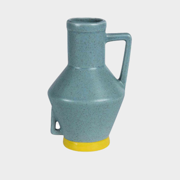 Hellblaue, handgefertigte Vase mit Henkel.